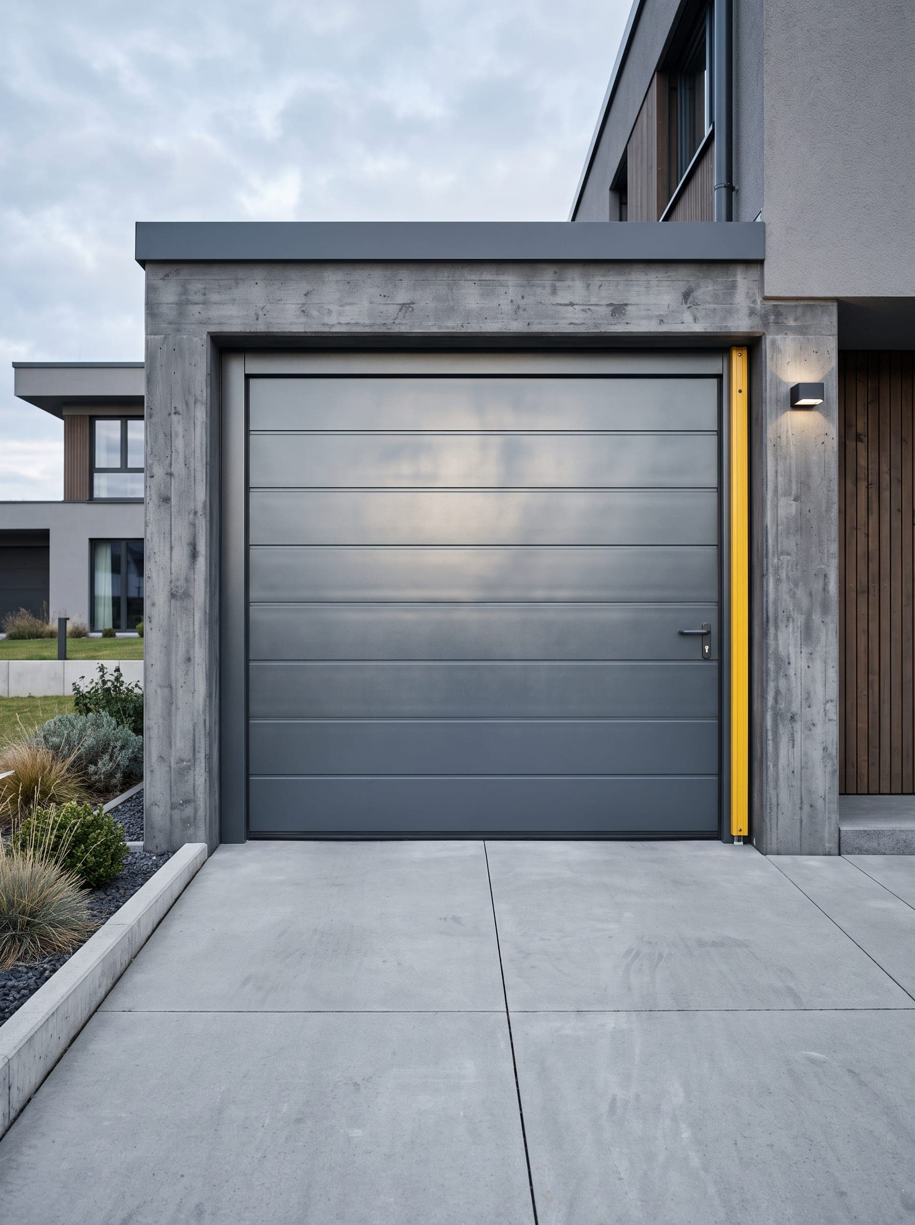 Porte de garage sectionnelle Hörmann LPU 42 posée par FensterDoors à Esch-sur-Alzette