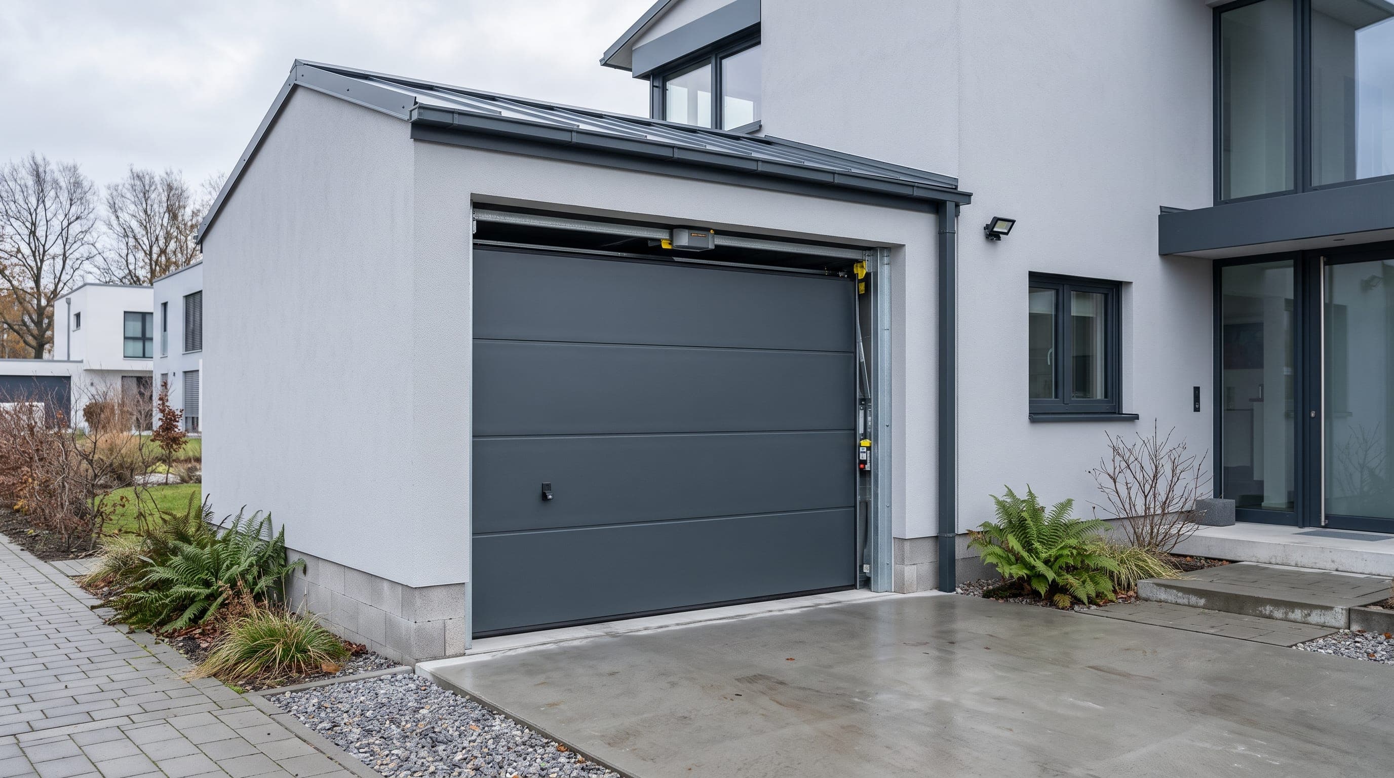 Pose d’une porte de garage isolante LPU 67 à Differdange
